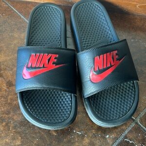 Men’s Nike slides black and red. Very little wear. Size 10